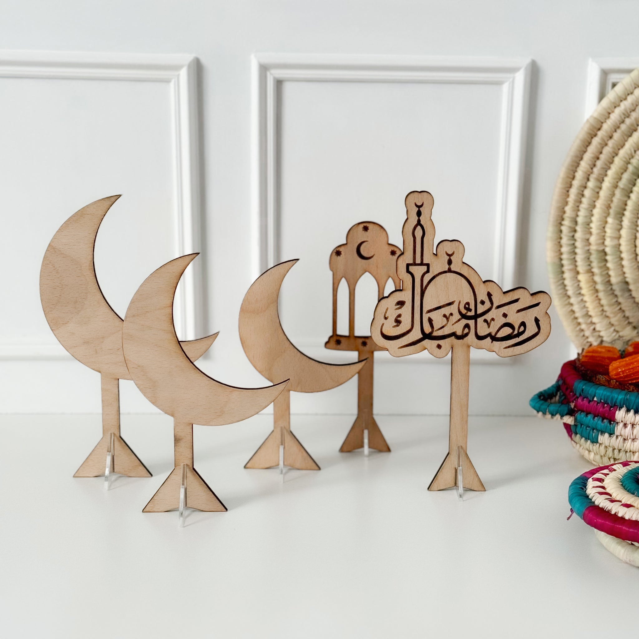 Ramadan Mubarak phrase + 4 wooden Ramadan pieces